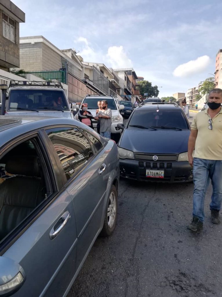 RCR750's tweet photo. #Colas durante todo este sábado por gasolina ⛽️ en toda Venezuela. https://t.co/2tiUotSCvE
