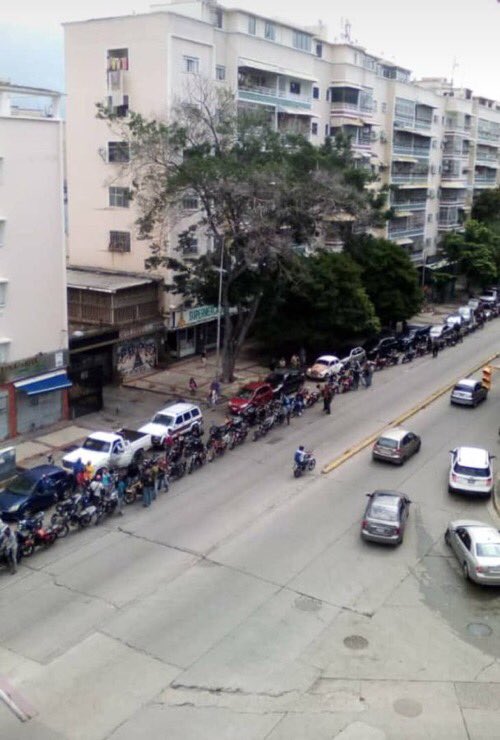RCR750's tweet photo. #Colas durante todo este sábado por gasolina ⛽️ en toda Venezuela. https://t.co/2tiUotSCvE