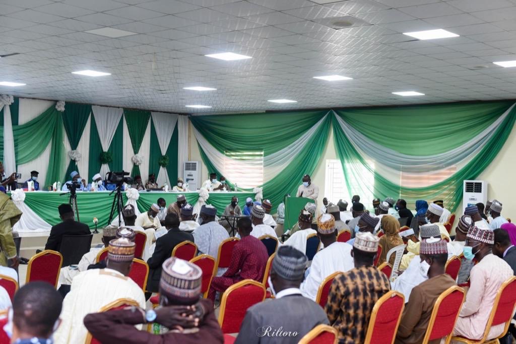 SenBalaMohammed's tweet photo. I addressed a media parley with stakeholders on challenges of salary payment and issues of nominal/payrolls. 

By the act of commission, collusion and distortion, Bauchi State is facing a monumental task of sorting what is evidently a pre-existing corrupt salary regime. https://t.co/HdEzhynTxb