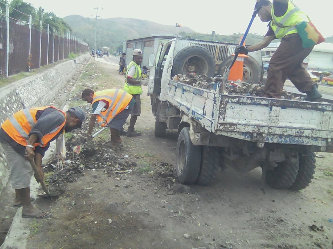 gomosasipo's tweet photo. We are into week 2 of the second month of the 3 months Public Place Cleaning (PPC) contract with NCDC. Pic: Rubbish disposal team at work. https://t.co/DdGs68gaGB