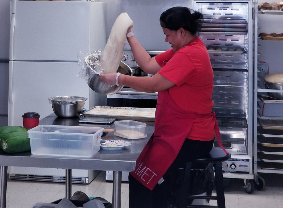 Kinnections_ntw's tweet photo. Celebrating my hometown
Our Focus: creating #PositiveNews AND #KinnectingCommunity

Week 1: Introducing Maris 🥰 @ #KuyaWaynesStore
Drop in after 12 Noon Saturday &amp; Sunday for fresh-baked, homemade: pork buns, chicken buns, spring rolls, empanadas (306) 692-6082 #DiscoverMooseJaw https://t.co/pJ0jyB4zeL