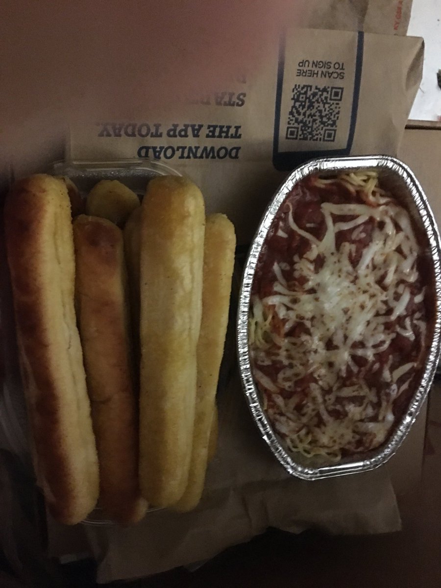 macm24's tweet photo. Munching on Baked Spaghetti&BreadSticks @Fazolis #jmvtakeover @JMV1070 @B1057 I need a #BeerFridgeMakeovrer in the worst way! @newbelgium @FatTire @puccinis_pizza #NFL6HourLiveRequestRadio @MrSkidz11 #minimixes on🔥🔥🔥FireKillingIt https://t.co/c5O44M7enY