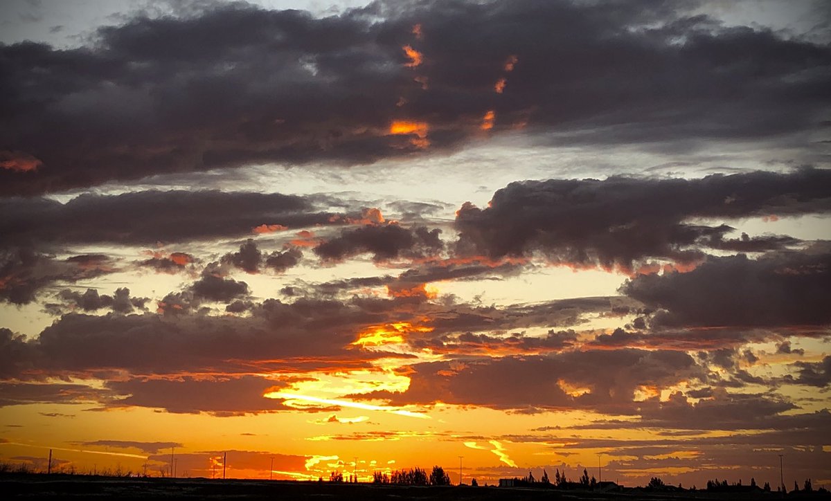 FrequentlyTired's tweet photo. @FlairAirlines - how about a little shoutout to @VisitSaskatoon and @fly_skyxe Our sunsets are even better and we have a #castleontheriver @DeltaBess https://t.co/WYGRZxGzzR