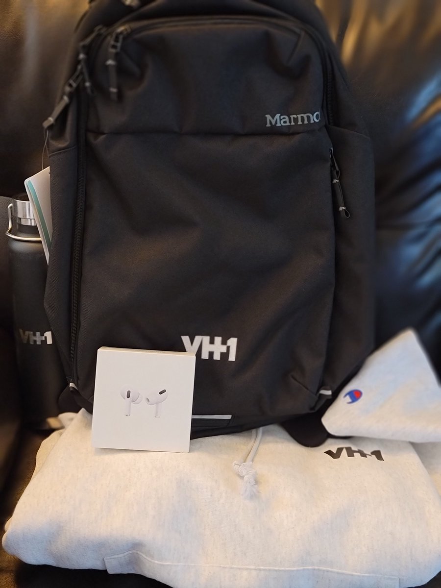 JaredCWash's tweet photo. Just received this package from @VH1 @LoveAndListings 🙌🏾 thank you, thank you, thank you! I promise to show it off haha! @Ms_SamiB @Andrewtyree this is all because of y'all lol I stayed tuned in because you 2 are dope as hell ✊🏾 https://t.co/M1of7oGY73