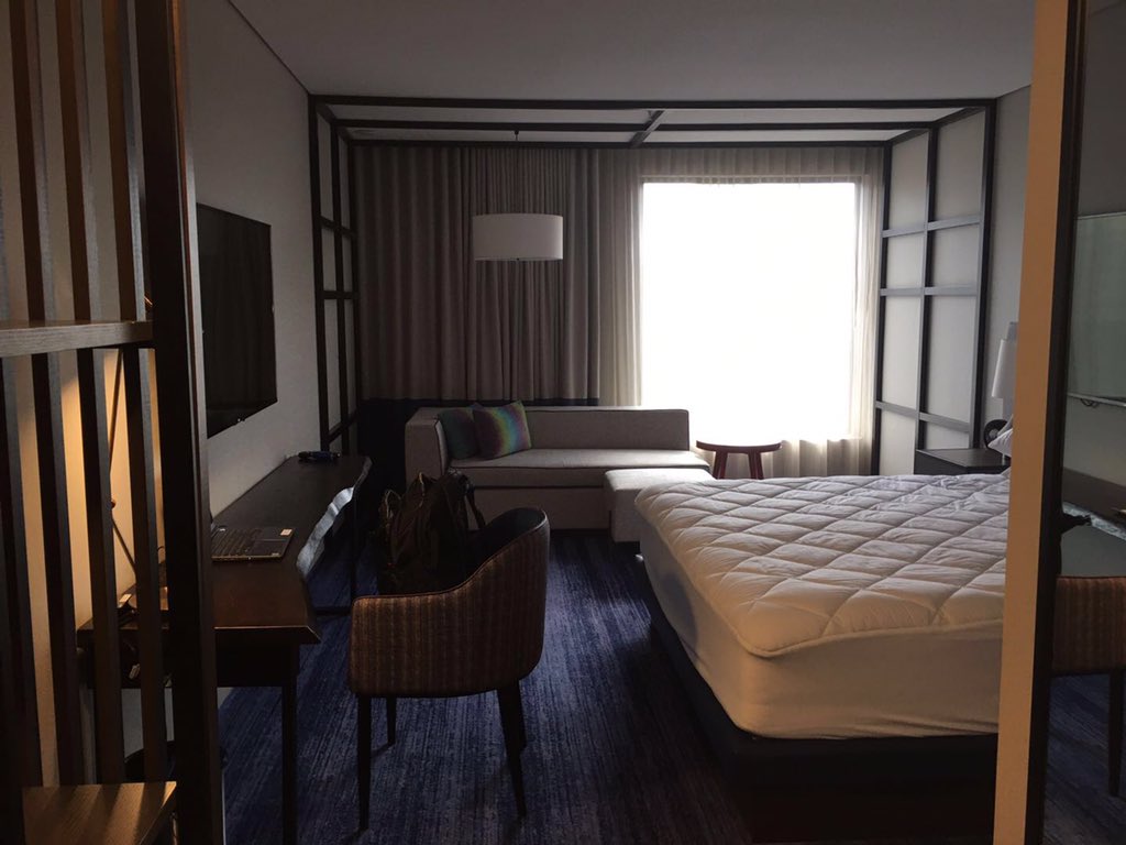 maryary1090's tweet image. #cfe #cfe2020 exam room in Doubletree by Hilton downtown Montreal. The extremely narrow table and consistent construction noise outside significantly impact writing efficiency! don’t think it is a qualified exam environment. It is not fair for students who wrote in such bad room