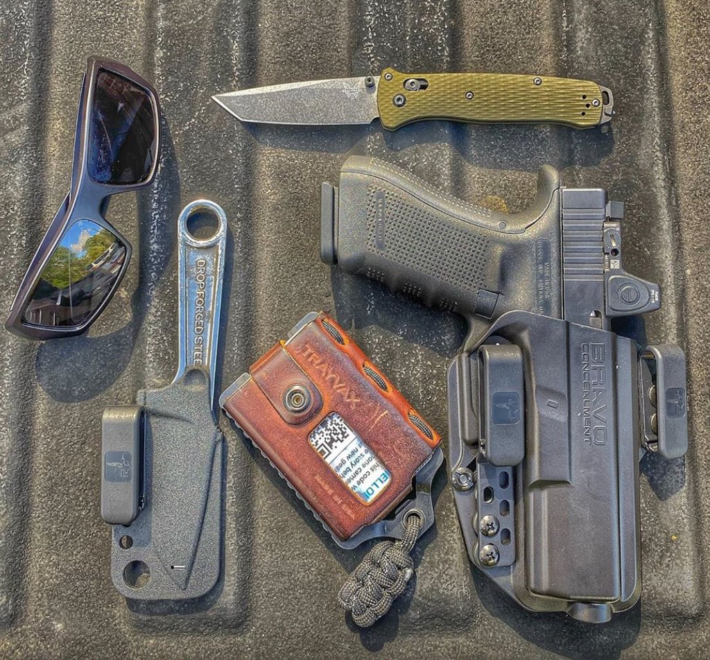 BravoHolsters's tweet photo. September EDC
Repost from @agraves2016
#fall #seasonschange #glock17 #glockinc #glocksofinstagram #bravoconcealment #mybenchmade #benchmadebailout #m4 #oakley #trayvax #trayvaxelement #kabar https://t.co/NIavcpfFf1
