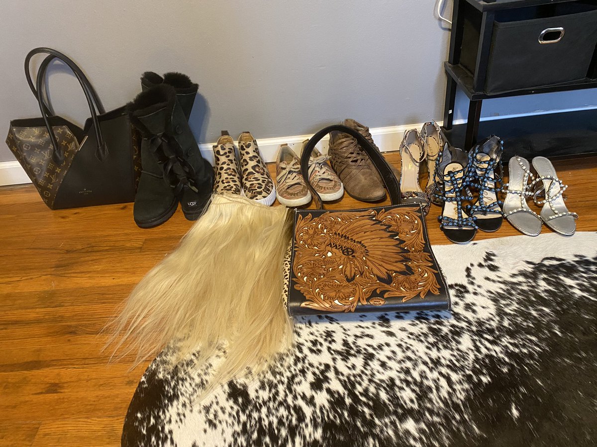keenersage's tweet photo. I have toooo much stuff. Dm if interested. Hand tied jz styles hair extensions. LV. Shoes ranging from 7.5-9. For sale. 💥ON SALE💥 https://t.co/8eKAHTNVDJ