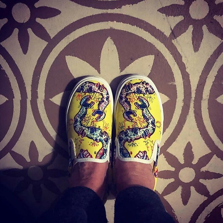 WiseFingerLab's tweet image. @baxtersayshi Models Her Shoes From The WISEFINGER “TALK” Series! Find Yours At WISEFINGERLAB.threadless.com ! 
.
.
.
@curbsidejunkie @inspiradoprojecto @fotograffitti @wisefingerlab 
.
.
.
#iloveshoes #shoes #sneakers #fashion #fashiondesign #slipons #art #drawing #cecartist #s…