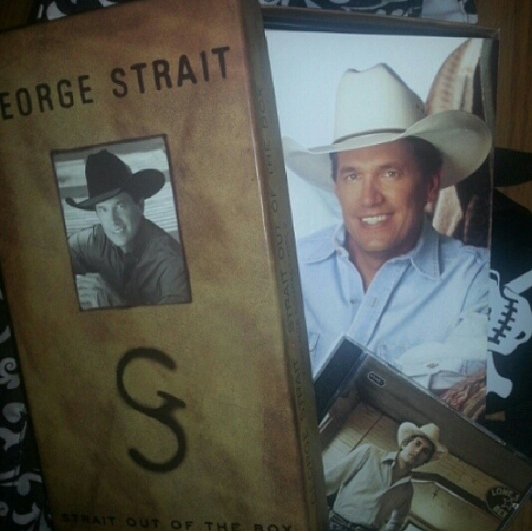_music_luvr's tweet photo. 25th Anniversary, September 12, 1995 #StraitOutoftheBox @GeorgeStrait
One of my most prized albums😍❤ https://t.co/BvWsLJ9gRp