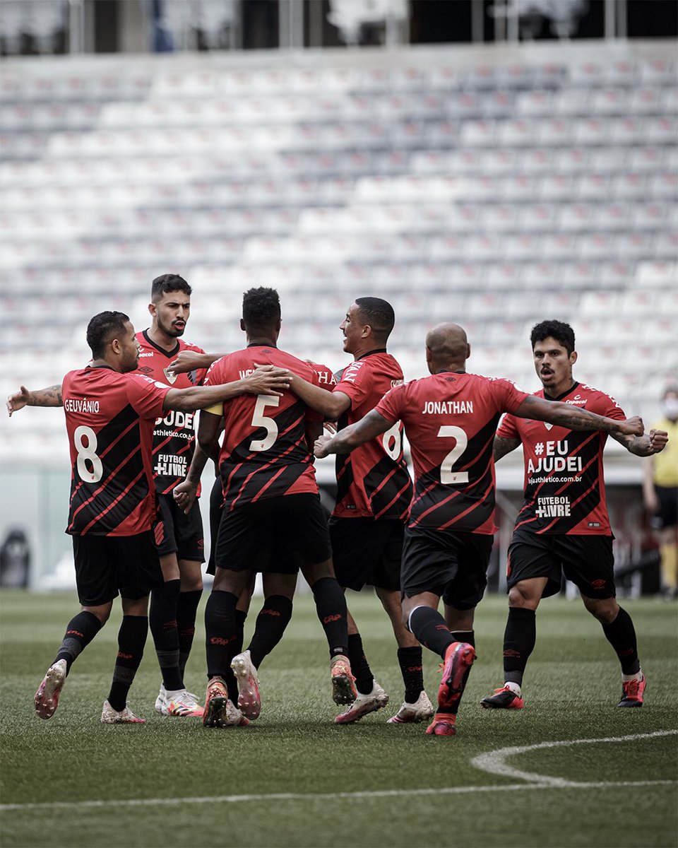O primeiro clássico com essa camisa não poderia ser melhor🌪️💀#8 Vou guardar com carinho esse momento! Feliz demais!! Obrigado, senhor! 🙌🙌 <a href="/AthleticoPR/">Athletico Paranaense</a>