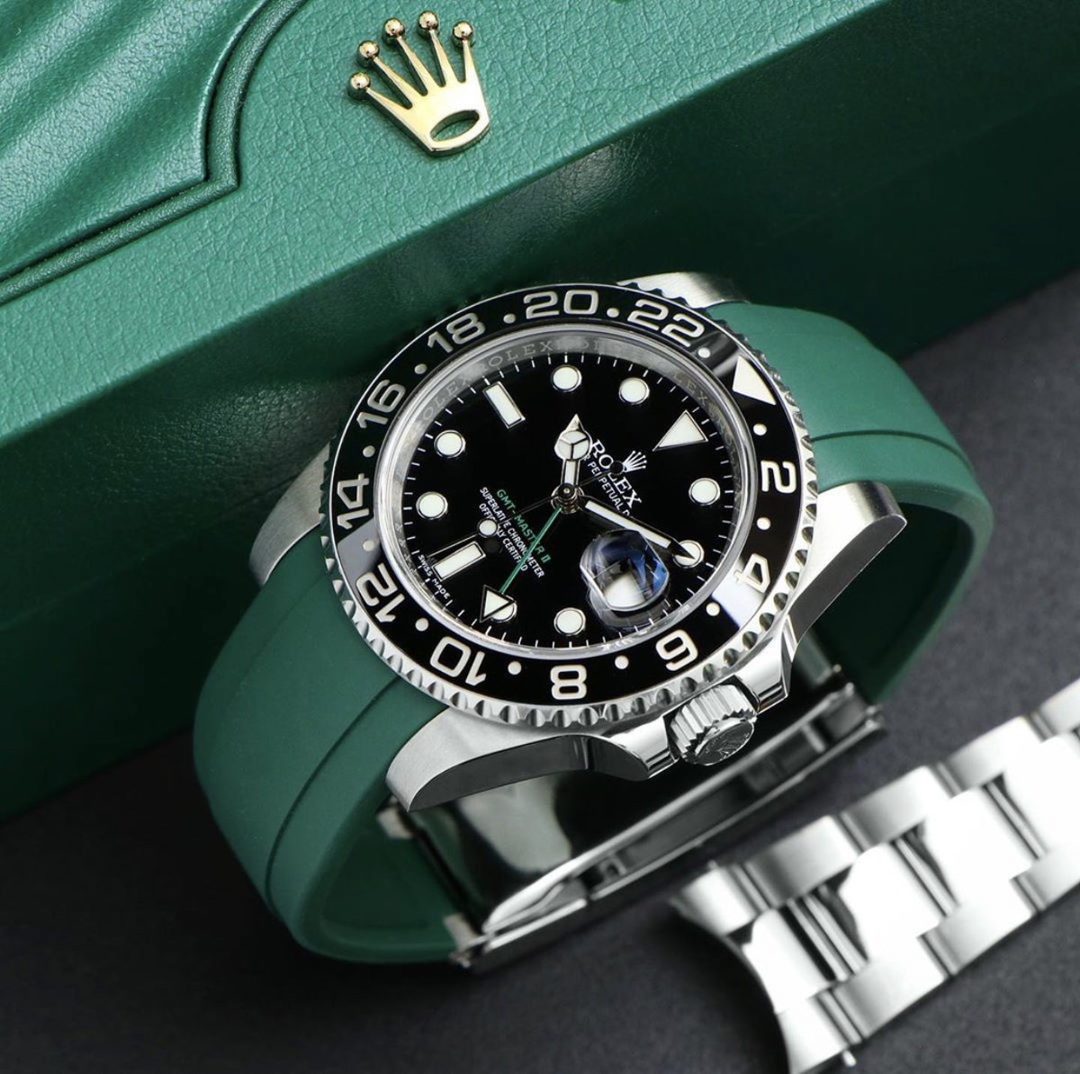 everestbands's tweet photo. Anyone else a sucker for Rolex Green? ๐
.
Did you know you can use your original Rolex clasp on our Curved End Deployant Straps?
.
๐ธ: @rolexdiver
.
#rolex #rolexwatches #rolexstrap #strapsaturday #rolexgmt #rolexgmtmaster2 #gmtmasterii #rolexgmtmasterii #116710 #rolex116710 https://t.co/WwBeTBsSj4