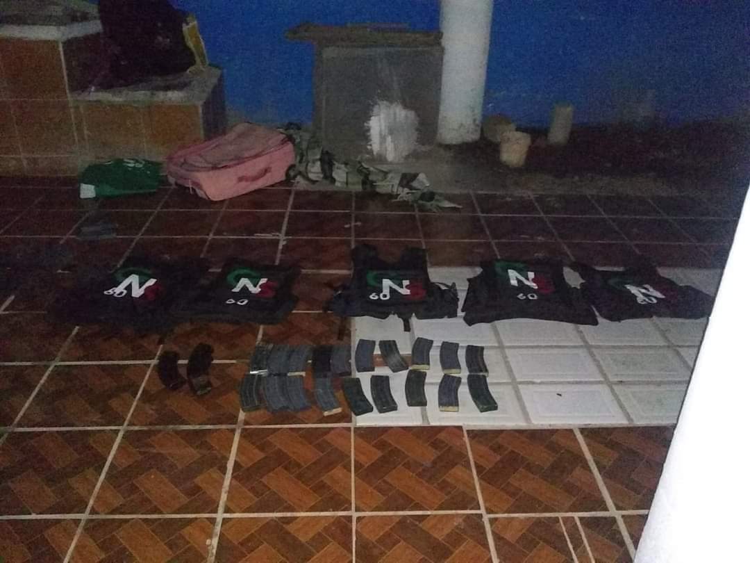 ElPerro11218540's tweet photo. Decomisan armas y equipo táctico a célula de sicarios #GenteNuevaSalazar #GNS del #CártelDeSinaloa #CDS.

Los hechos se suscitaron en la comunidad de Paracuaro, municipio de #Acámbaro, Guanajuato. https://t.co/MI1DLzdrTX