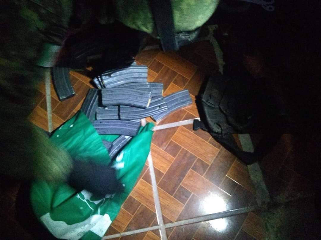 ElPerro11218540's tweet photo. Decomisan armas y equipo táctico a célula de sicarios #GenteNuevaSalazar #GNS del #CártelDeSinaloa #CDS.

Los hechos se suscitaron en la comunidad de Paracuaro, municipio de #Acámbaro, Guanajuato. https://t.co/MI1DLzdrTX