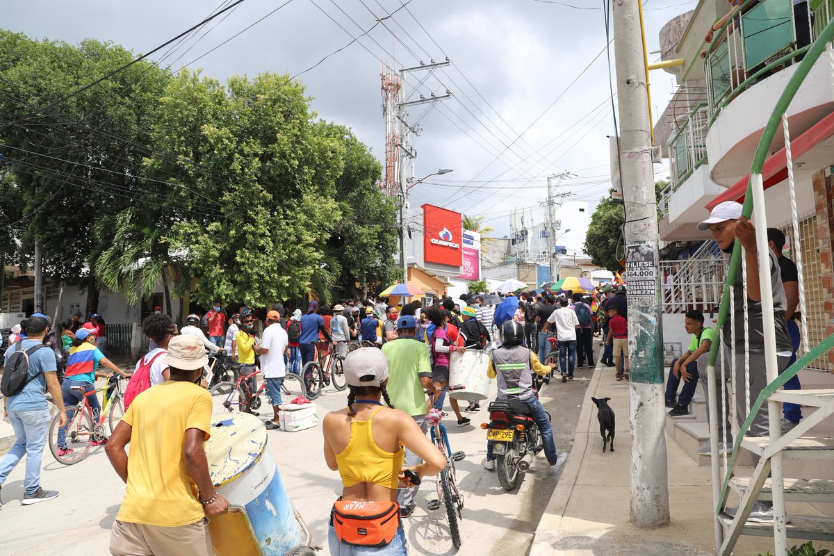 LaChivaCo's tweet photo. #InformaChiva 📣 | ¡Respeto! y ¡Justicia! Fueron los lemas que acompañaron a unas 500 personas que hicieron parte de la marcha en #Cartagena y que inició en el sector Bomba del Amparo, hasta el #CentroHistórico. https://t.co/PrfNEttRic