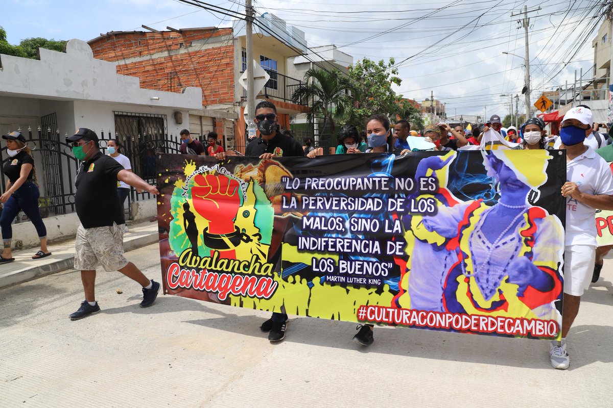 LaChivaCo's tweet photo. #InformaChiva 📣 | ¡Respeto! y ¡Justicia! Fueron los lemas que acompañaron a unas 500 personas que hicieron parte de la marcha en #Cartagena y que inició en el sector Bomba del Amparo, hasta el #CentroHistórico. https://t.co/PrfNEttRic