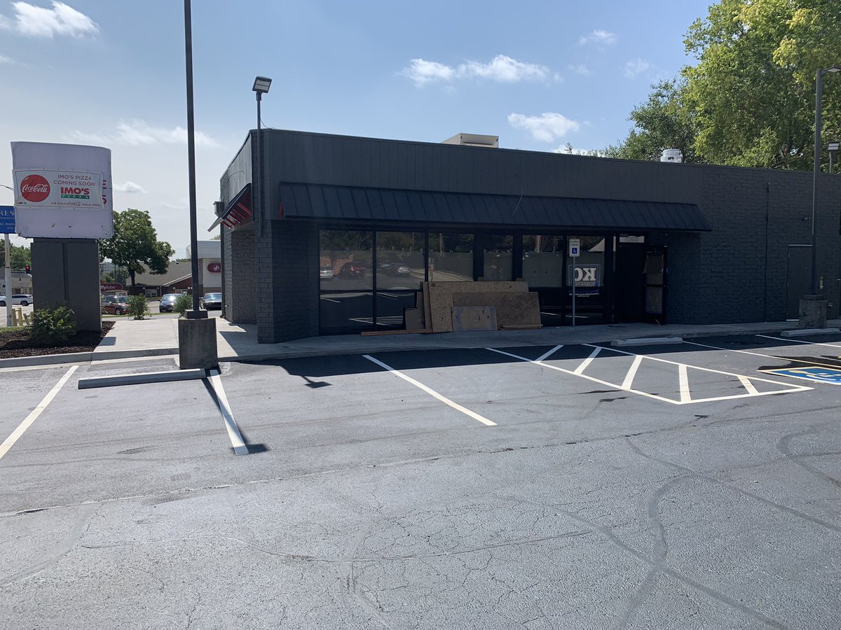 imospizzakc's tweet photo. Fresh paint job, fresh parking lot, fresh landscaping. Lot of work left to do, but it’s coming together! #FeelingFresh https://t.co/8vqbwvSL75