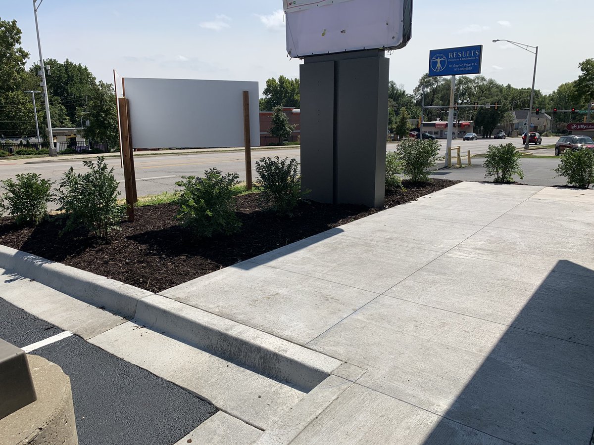 imospizzakc's tweet photo. Fresh paint job, fresh parking lot, fresh landscaping. Lot of work left to do, but it’s coming together! #FeelingFresh https://t.co/8vqbwvSL75