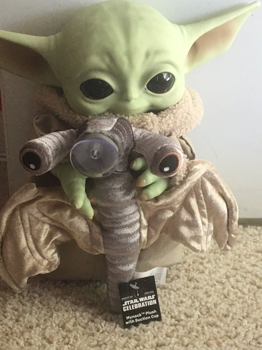 urangelb's tweet image. Someone is very happy to have a new friend...err snack?
#BabyYoda #Mynock #StarWarsCelebration