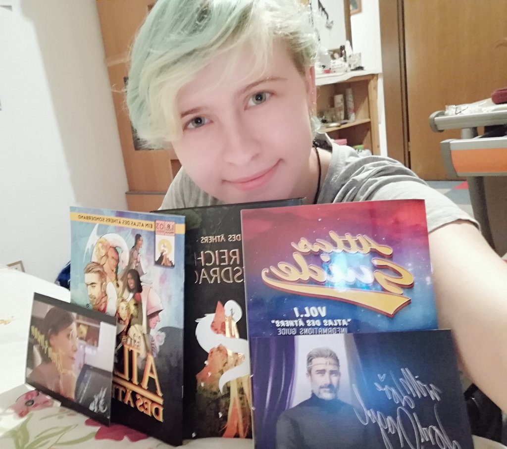 Justice755's tweet photo. Ich will weinen. Endlich konnte ich nach Hause fahren und hab das Paket von @HoneyballCookie öffnen können. Ich habe es aus Sicherheit zu meiner Mutter schicken lassen, weil ich in einem Wohnheim lebe. Ich hatte mich soo lange darauf gefreut und jetzt hab ich es 😭😭😍 https://t.co/KDMQyS5SWR