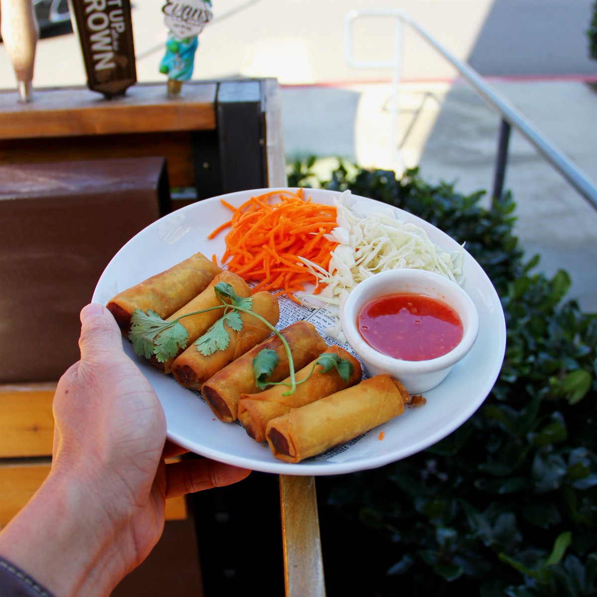 Crispy Egg Rolls with a light, crispy skin. So crunchy delicious! 😉 #ABC7 #loveOC

𝐖𝐞'𝐫𝐞 𝐎𝐩𝐞𝐧! - 𝐏𝐚𝐭𝐢𝐨 - 𝐇𝐚𝐩𝐩𝐲 𝐇𝐨𝐮𝐫 𝟐𝐏𝐌-𝟕𝐏𝐌

Special combo 🍔🍻
Garlic noodle + soda = $15