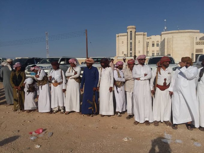 khalid_kalshat's tweet photo. السلطات العمانية تمنع السلطان عبدالله بن عيسى ال عفرار من الخروج من اراضيها و التوجه الى محافظة المهرة فقد،توافدت حشود جماهيرية كبير  من جميع مديريات المهرة منذ الصباح الباكر
استعداداً لاستقبال ولكن تفاجئوا بقرار منع خروج بن عفرار من قبل السلطات العمانية... https://t.co/29ne0x1pWR