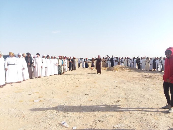 khalid_kalshat's tweet photo. السلطات العمانية تمنع السلطان عبدالله بن عيسى ال عفرار من الخروج من اراضيها و التوجه الى محافظة المهرة فقد،توافدت حشود جماهيرية كبير  من جميع مديريات المهرة منذ الصباح الباكر
استعداداً لاستقبال ولكن تفاجئوا بقرار منع خروج بن عفرار من قبل السلطات العمانية... https://t.co/29ne0x1pWR