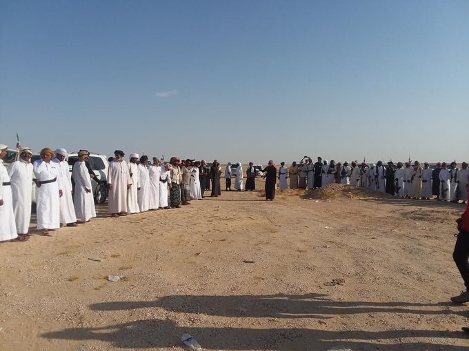 khalid_kalshat's tweet photo. السلطات العمانية تمنع السلطان عبدالله بن عيسى ال عفرار من الخروج من اراضيها و التوجه الى محافظة المهرة فقد،توافدت حشود جماهيرية كبير  من جميع مديريات المهرة منذ الصباح الباكر
استعداداً لاستقبال ولكن تفاجئوا بقرار منع خروج بن عفرار من قبل السلطات العمانية... https://t.co/29ne0x1pWR