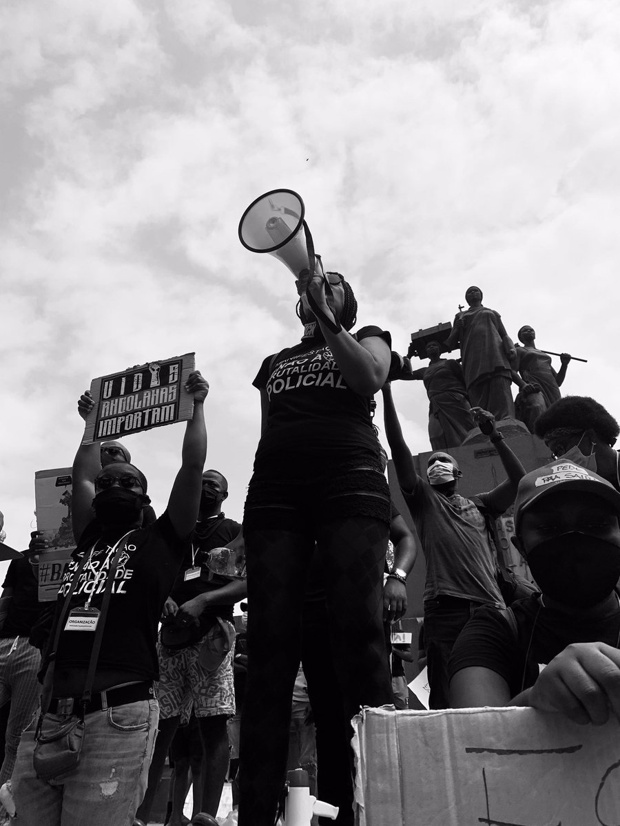 NgolaMussuri's tweet photo. Essa foto vai ficar para a história
#NaoABrutalidadePolicial https://t.co/sjy0Kocoal