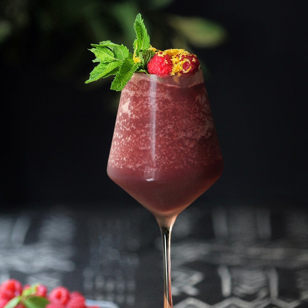 ApothicWine's tweet photo. .@the_garnishguy has done it again with this intriguing concoction. Check out his intelligent cocktail made with #ApothicCab and @ingenious_gin served in unique hand-blown glasses by @estellecoloredglass. Recipe down below.
https://t.co/dSHAKNQ9D4 https://t.co/uyQlUK70ou https://t.co/6PA68vhph1