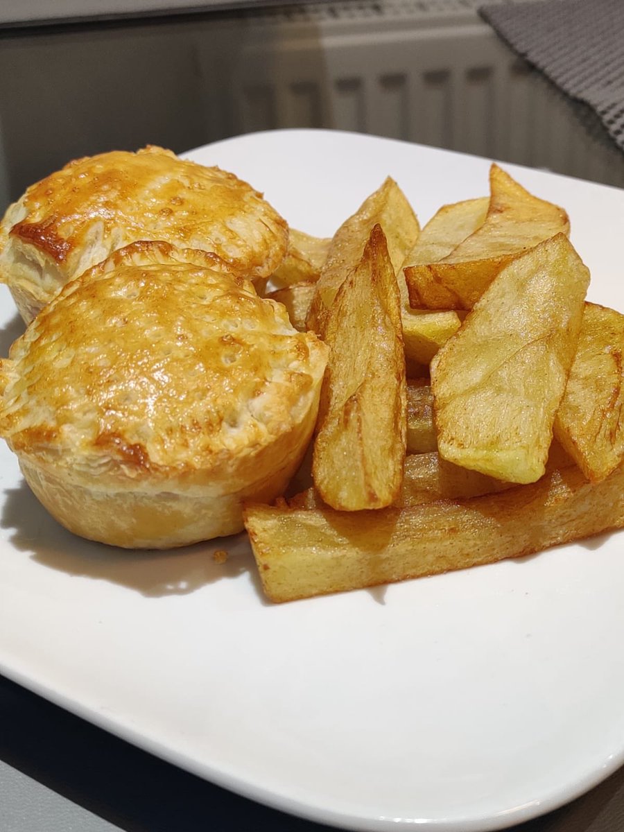 MissBTeaches_'s tweet photo. Dainty pies! My love after cake art, baking, reading and writing poetry would have to be cooking! I’ve found my new calling 😂
#ChefMia https://t.co/lQuD33hIRz