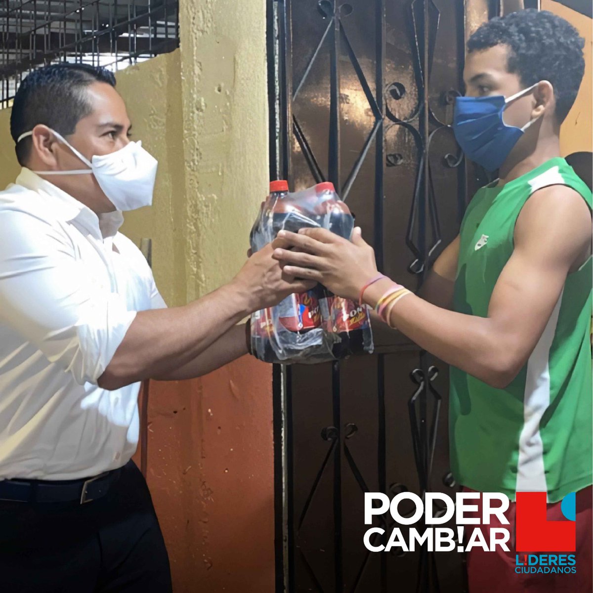 Iniciativa_LC's tweet photo. El jueves 10 de septiembre la empresa privada realizó una importante donación a @_EELC que benefició a más de 7000 familias de Monte Sinaí. La entrega se dio por medio de la Fundación Kairos, dirigida por el padre Simón.
#PoderCambiar #IniciativaLideresCiudadanos https://t.co/HUuijZWhOn