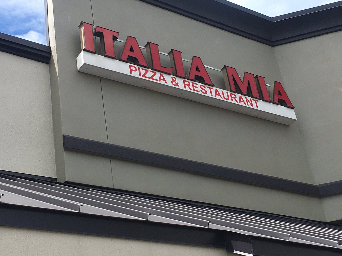 ItsPizzaMonday's tweet photo. Italia Mia.  Tropical weather Saturday. Always good. 8.2. Pepperoni &amp; xtra sauce. #Football #nascar #richmond #IndyCar #MidOhio It must suck to be a Big10 fan and have failed leadership https://t.co/YyFWscrQp3