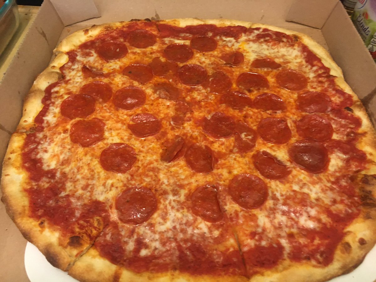 ItsPizzaMonday's tweet photo. Italia Mia.  Tropical weather Saturday. Always good. 8.2. Pepperoni &amp; xtra sauce. #Football #nascar #richmond #IndyCar #MidOhio It must suck to be a Big10 fan and have failed leadership https://t.co/YyFWscrQp3