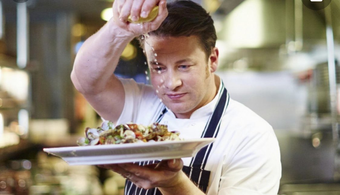 الشخصية اللي هتكلم عنها النهارده هي شخصيه الطباخ الانجليزي الشهير جيمي اوليفر ٤٥ سنه شخصيه بقدرها ويحترمها جدا جيمي كان ولد عادي من اسره انجليزية متوسطه مكنش شاطر في المدرسه وخلص شهاده GCE بالعافيه ونجح بمادتين بس والنتيجه دي متأهلهوش انه يدخل جامعه ودخل college لتعليم الطبخ 