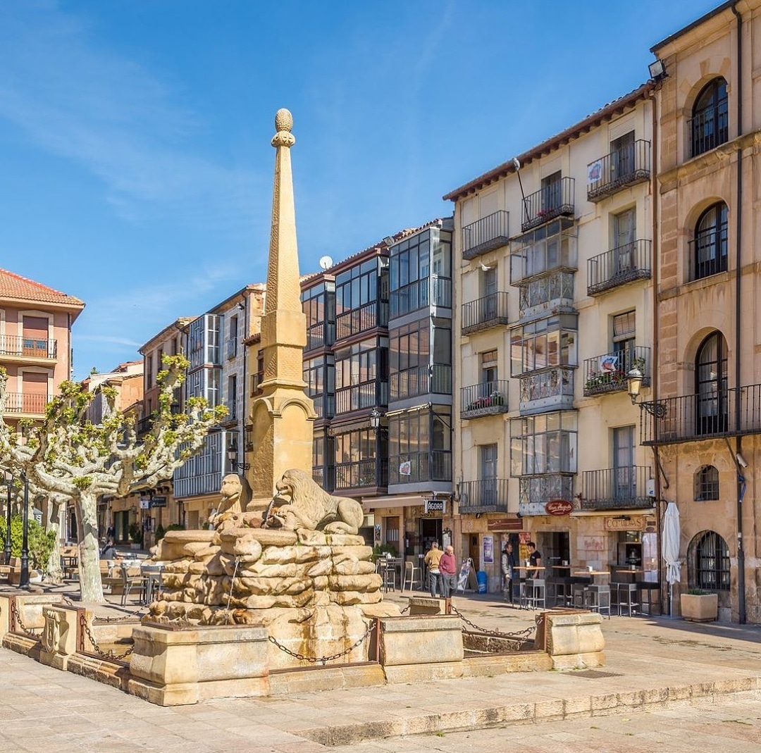 sorianitelaimag's tweet photo. Rodeada de edificios históricos, la #PlazaMayor de #Soria te espera tras un hermoso paseo por la Calle de #ElCollado, la arteria principal de la ciudad.
📸 @caminosoria66
#SoriaNiTeLaImaginas #Patrimonio #VenASoria #TeEsperoEnSoria https://t.co/FtzExHIRa8