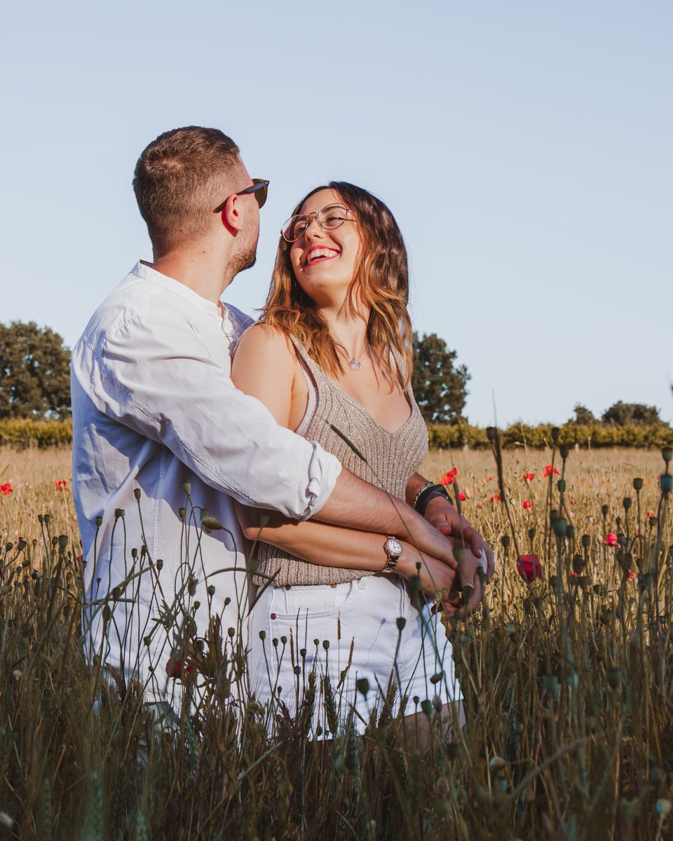 chainphotograph's tweet photo. #photo  #photography #photographer #nature #naturephotography #couple #man #woman #longhair #glasses #model #summer #sunset  #clothes #happy  #beautiful #field #poppy #red #white #guitar #musician #smile https://t.co/9mc1APzdta