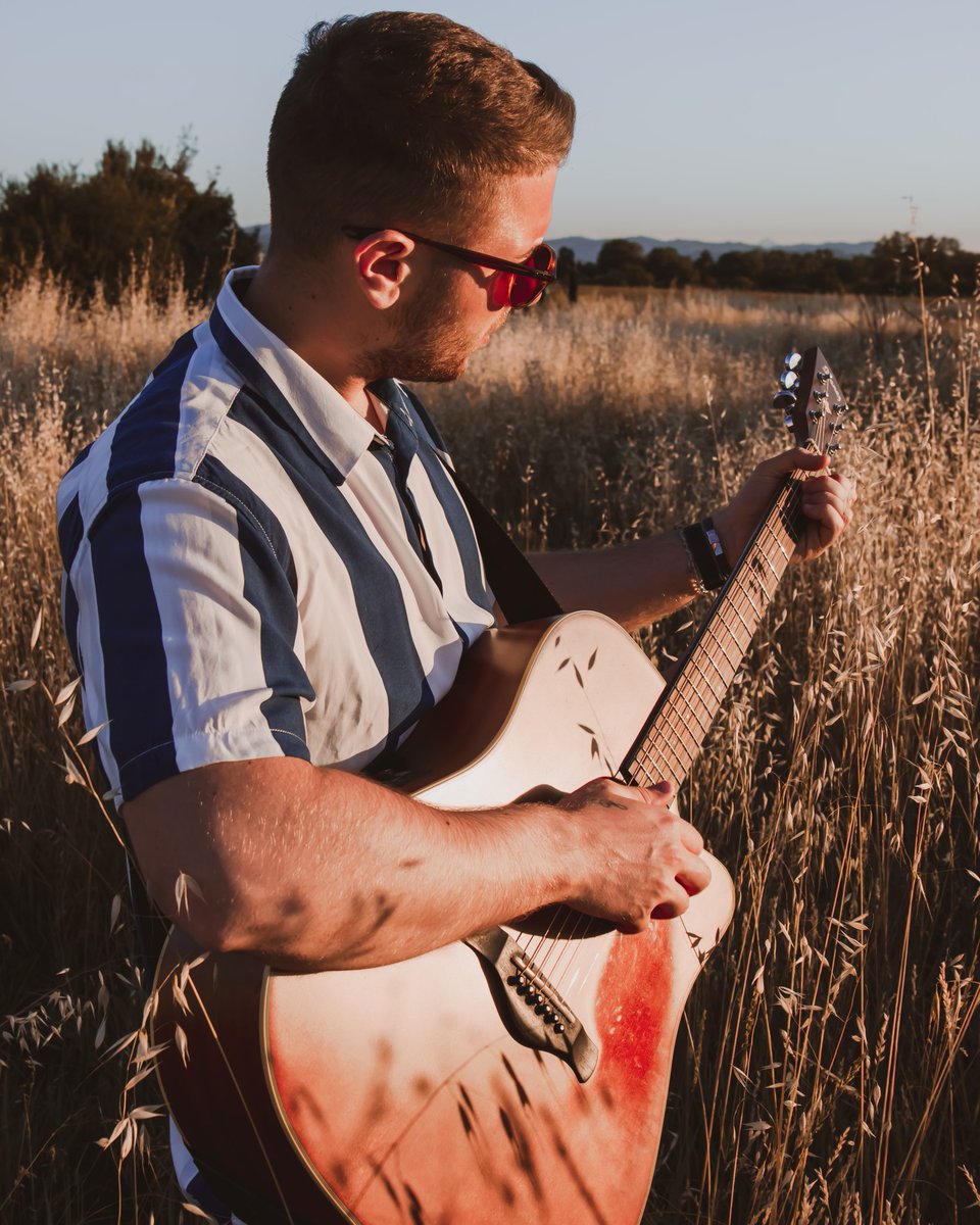 chainphotograph's tweet photo. #photo  #photography #photographer #nature #naturephotography #couple #man #woman #longhair #glasses #model #summer #sunset  #clothes #happy  #beautiful #field #poppy #red #white #guitar #musician #smile https://t.co/9mc1APzdta