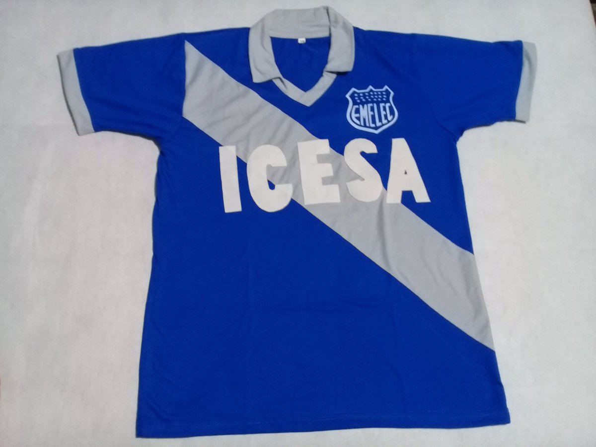 brauliollerena's tweet photo. Gracias a @amerazul ya tengo mi camiseta retro del @CSEmelec con la que dimos la vuelta allá por el 79. #Emelec #Emelecista #Emelexista #cse #bombillo #EmelecCampeon #ComoNoTeVoyAQuerer #Icesa https://t.co/ItbxCq8JPv