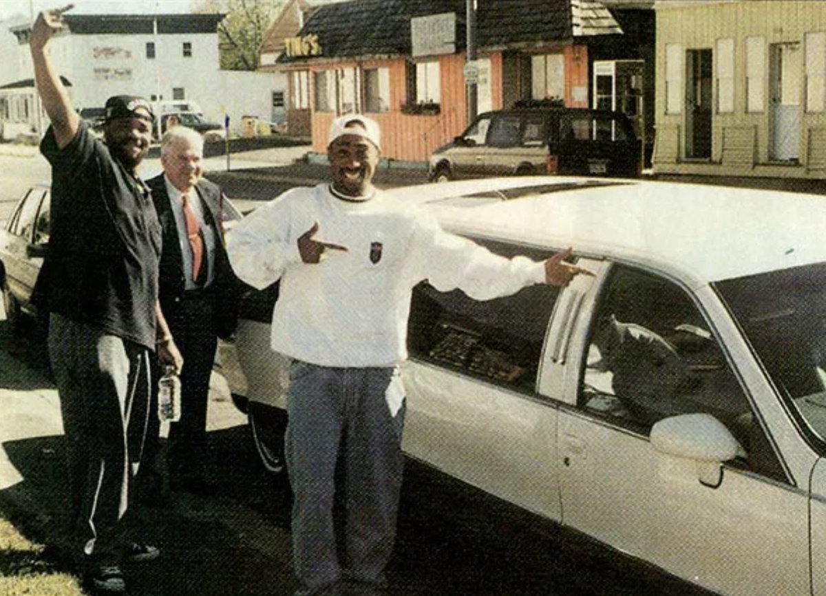 3/ The story begins on October 12th, 1995.After serving 9 months in prison, Tupac is bailed out by Death Row Record's Suge Knight for $1.4 million. He immediately flies from NY to LA. What does he do to celebrate his release? No clubs. Just goes straight to the studio.