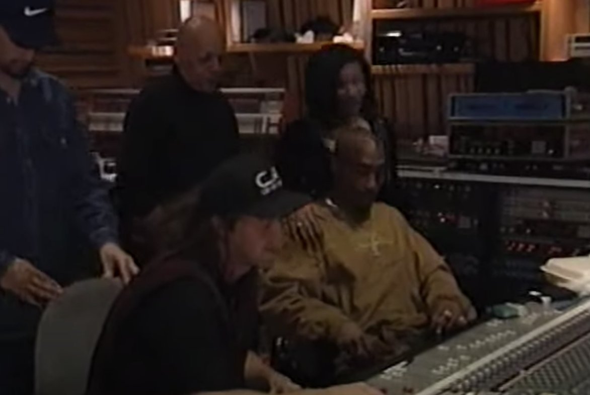 4/ Producer Dave Aron says Tupac arrived at the studio "on a mission" and "wanted to get a lot done in a short amount of time."That night he records two songs that end up on the All Eyez On Me album ("Ambitionz Az A Ridah", "I Ain't Mad At Cha").