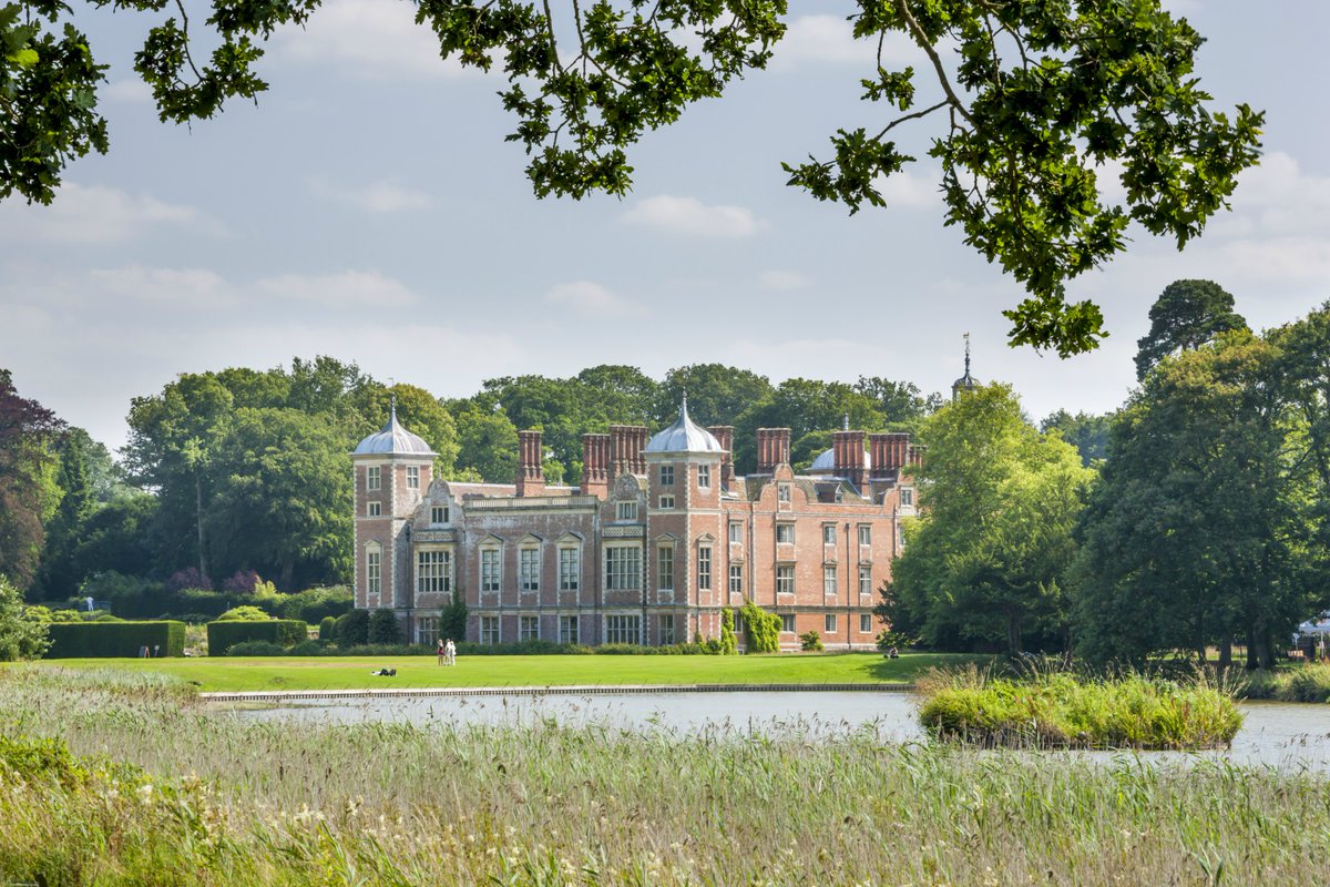 The forecast is calling for another burst of summer sun, make the most of it with a picnic and a view: ow.ly/GaNy50BmW37