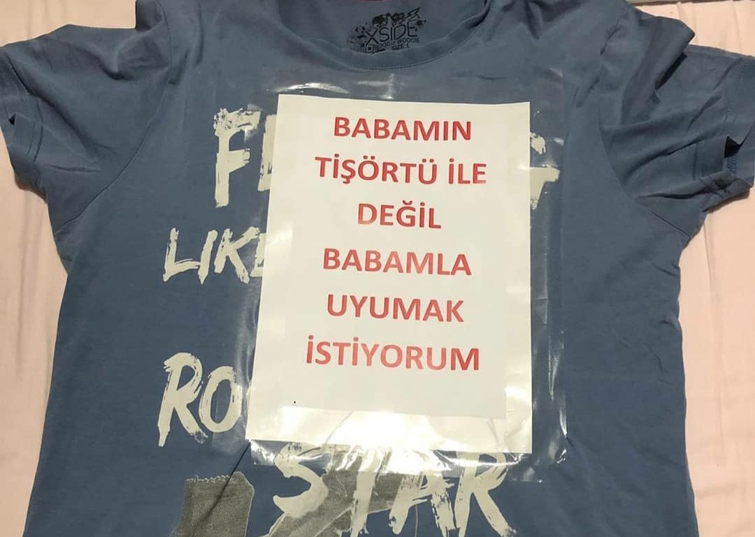 Sözleşmeli ögretmenin aile dramı duyulmuyor görülmüyor.

TV kanalları için yeterince sansasyonel olmadığı için haber değeri taşımıyor.

Öğretmenler boşanma rekorları kırmaya başladı. Lütfen sesimizi duyun

#AileninSozlesmesiOlmaz

<a href="/AbbasGucluTR/">Abbas Güçlü</a> 
<a href="/SelcukTepe/">Selçuk Tepe</a> 
<a href="/karagozilker/">ilker karagöz</a> 
<a href="/FOXTV/">FOX</a>
