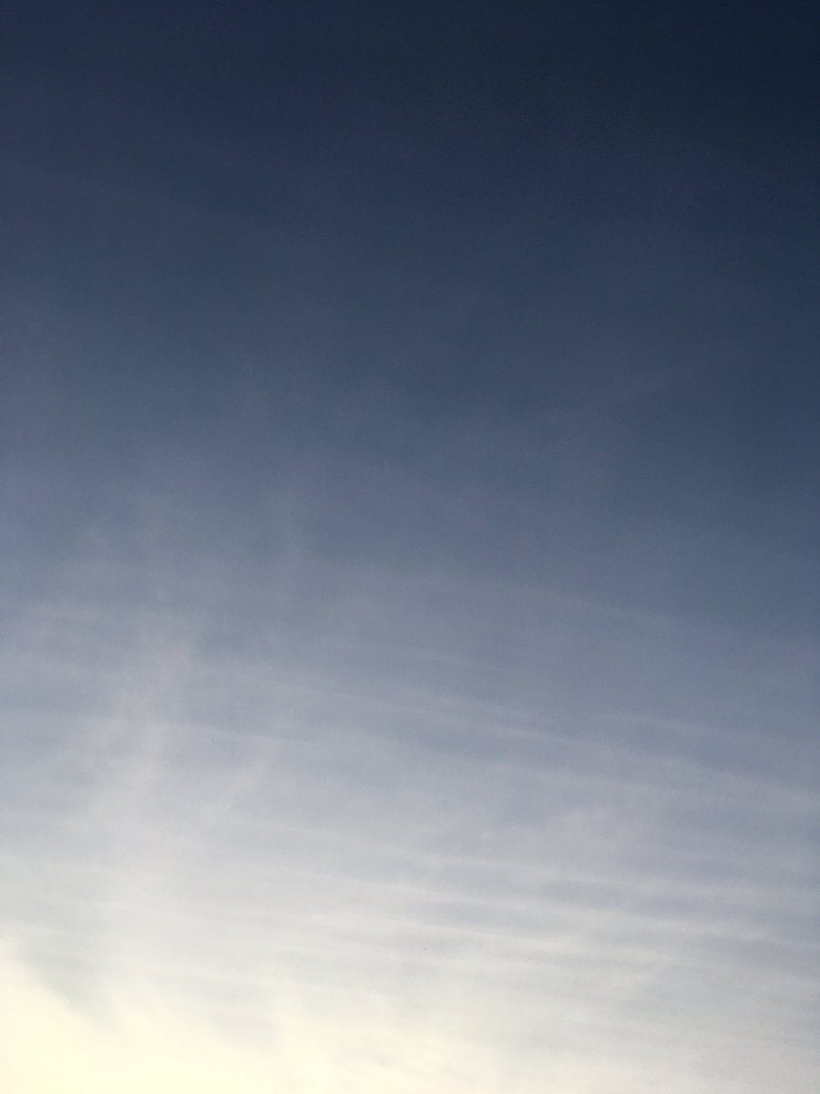 KarenKb171710's tweet photo. Out for an evening walk and admiring the sky. #Beautiful 
So still and warm. Just a shame darkness arrives so early now. 

#Sunset #Septemberlight 
#HappySaturday https://t.co/GS8u6U9JXN