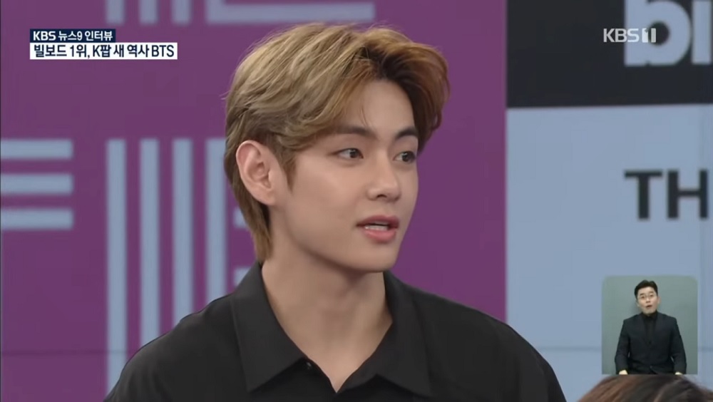 allkpop's tweet photo. 'KBS' camera director heaves a sigh after being struck by BTS V's visuals? 
https://t.co/ZXXkLCRoMm https://t.co/741qeA9est