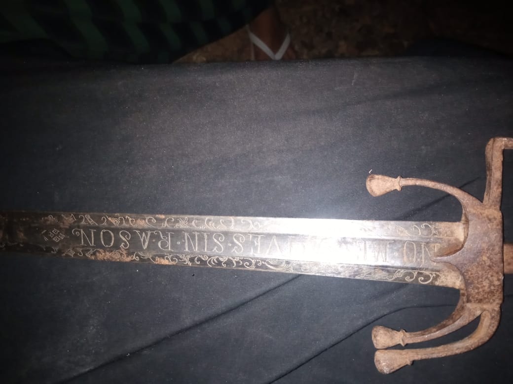 The user is based in Ouarzazate, Morocco, and he tells the over 110,000 members in his trafficking Facebook group that he "found this sword old that has writing" but he's unable to translate it. He needs to know what is says and how old it is to determine its value.