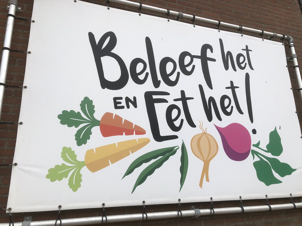 CoenZoon's tweet photo. Mooie middag met het gezin gehad bij ‘Beleef het en eet het’ in Strijen, Hoeksche Waard. Bieten, uien, aardappelen en wortels zelf van het land mogen halen. De bloemrijke akkerranden zorgen ervoor dat gewasbescherming niet nodig is. Het kan! Duim omhoog voor boer Martin. https://t.co/0TnClzndkt