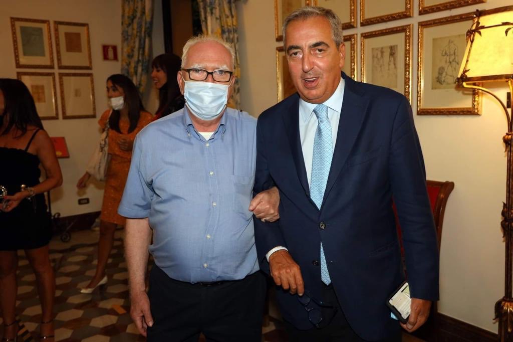 gasparripdl's tweet photo. Con #Cellai a #Firenze con la gente e tra i commercianti che chiedono ascolto e sicurezza #gasparritour #ForzaItalia https://t.co/CaYp2TpN41