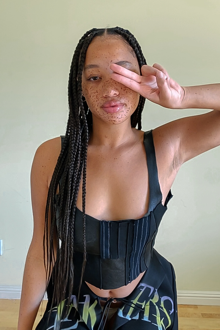 CFDA's tweet photo. Los Angeles based model and creative #SalemMitchell serves major angles with a structured #CFDAAwards red carpet look from rising label #NoSesso. Find out who this year’s winners are on Monday, September 14th on https://t.co/CAA71iLZ4D! #CFDAAwards #RUNWAY360 #CFDAxKlarna https://t.co/zDOHe46QPA