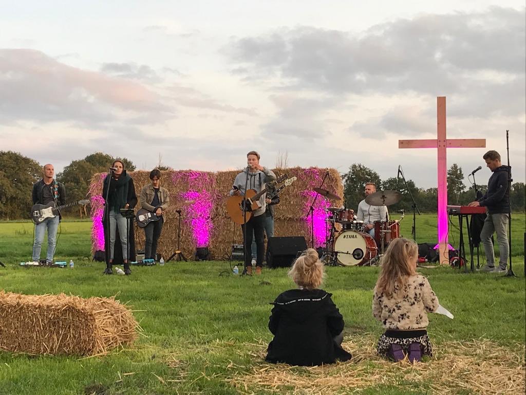 MarkoVoer's tweet photo. Wat een fantastische middag en avond. Genoten en wat ontzettend goed georganiseerd tijdens deze bijzondere tijd. Dank aan organisatie (heel veel mensen) en muziek van @JulianGoedhart en zijn band. #FeestvanVerbinding https://t.co/SoneKAk8HW