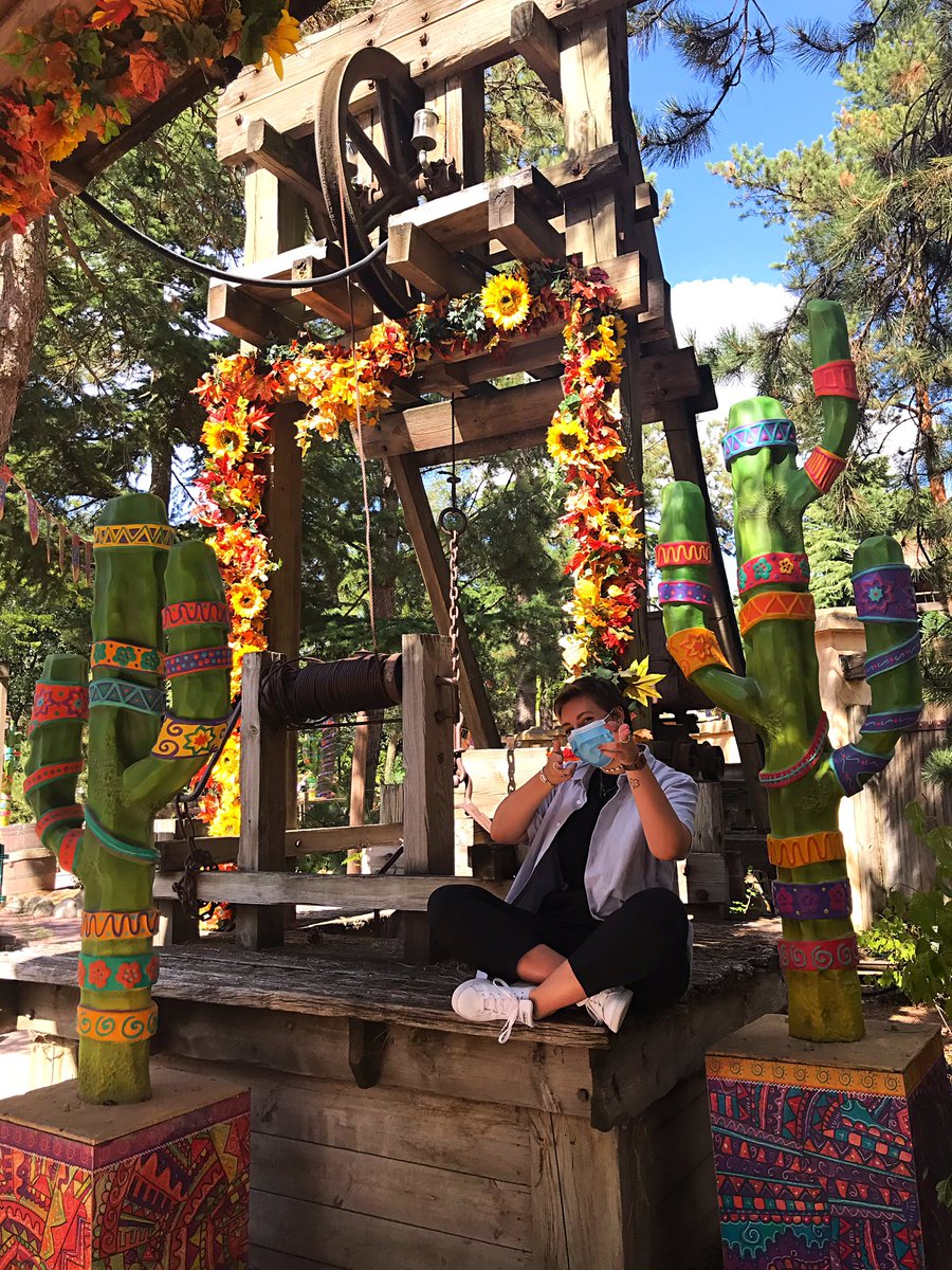 jeanneintwiiter's tweet photo. Je le répète mais beaucoup enlève leur masque pour faire des photos mais même avec le masque on fait de belle photos #nomagicwithoutmasks #disneylandparis https://t.co/BlHrh5bAFM